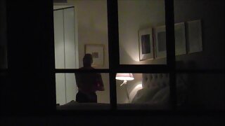 Джони Касъл търкаля елф под коледната безплатно секс клипове елха на пениса си.