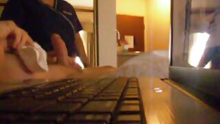 Ученичка от Чебоксар се отдава на аматьорски клипове великолепна мастурбация в свободното си време.