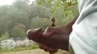 Момиче смуче човек клипове с анален секс по време на разходка по реката.